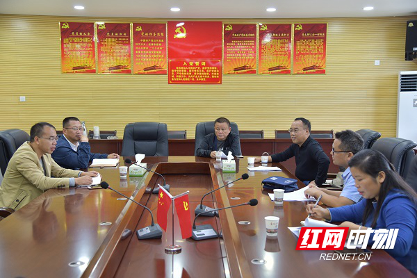 听取情况汇报。.jpg