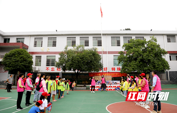 武冈：开展“筑梦成长 情暖童心”“红小帽”关爱特殊学校儿童活动_副本.png