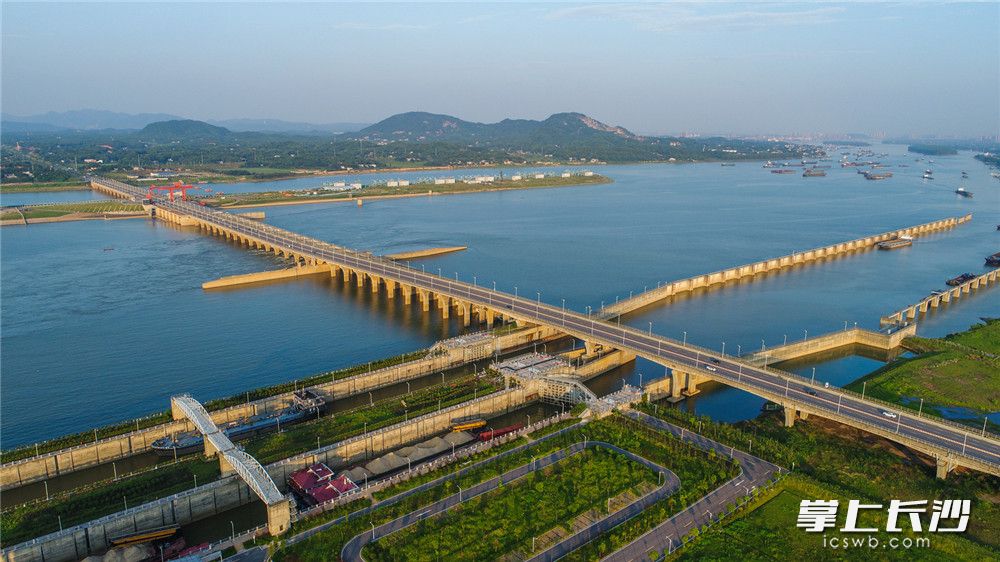长沙湘江航电枢纽工程形成长达100公里的库区，有效改善了长株潭地区生产生活用水和湘江通航条件，湘江成为对接长江经济带的“黄金水道”。