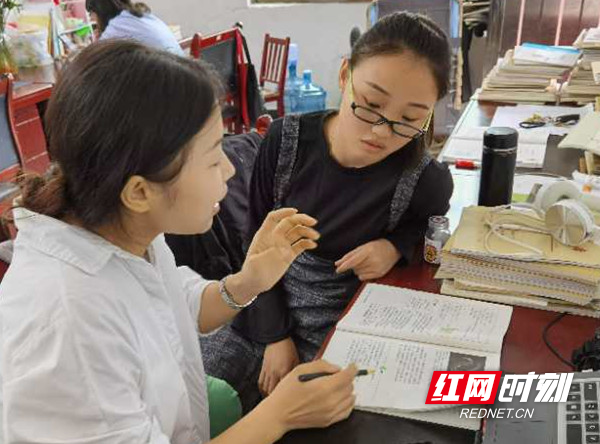 师徒一起探讨教学问题.jpg