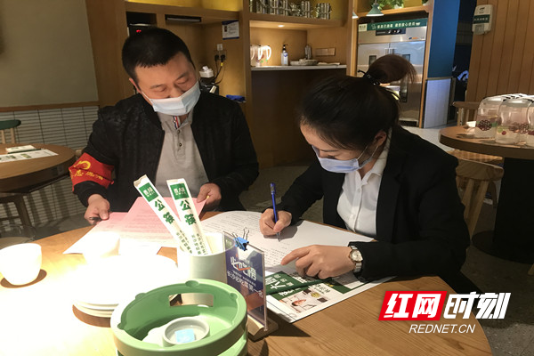 芙蓉社区组织“网红店”费大厨签定《文明餐桌承诺书》.jpg 芙蓉社区组织“网红店”费大厨签定《文明餐桌承诺书》.jpg