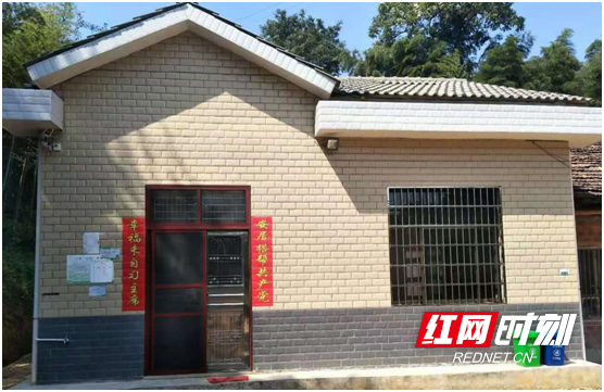 幸福安居工程受益贫困户在新房张贴感谢党恩对联。.marked.png