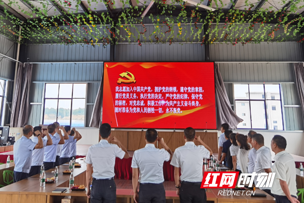 税企党员共同重温入党誓词1.jpg 税企党员共同重温入党誓词1.jpg