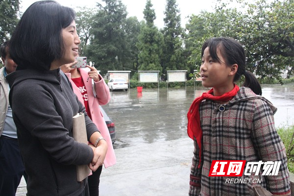 副局长龙敏了解学生安全知识掌握情况.jpg