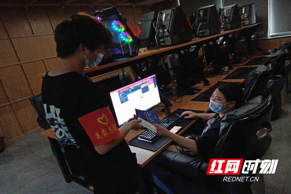 志愿者为网吧上网人员发放网络安全宣传册.jpg 志愿者为网吧上网人员发放网络安全宣传册.jpg