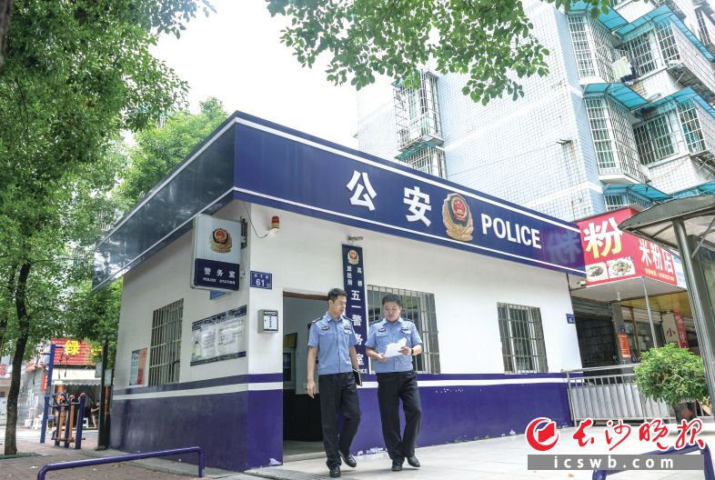 ↓社区警务室建在居民家门口,为群众贴身守护平安。以新时代县域警务工作为抓手,雨花公安善作善成,为城东南筑牢平安之基。 均为 陈飞 摄