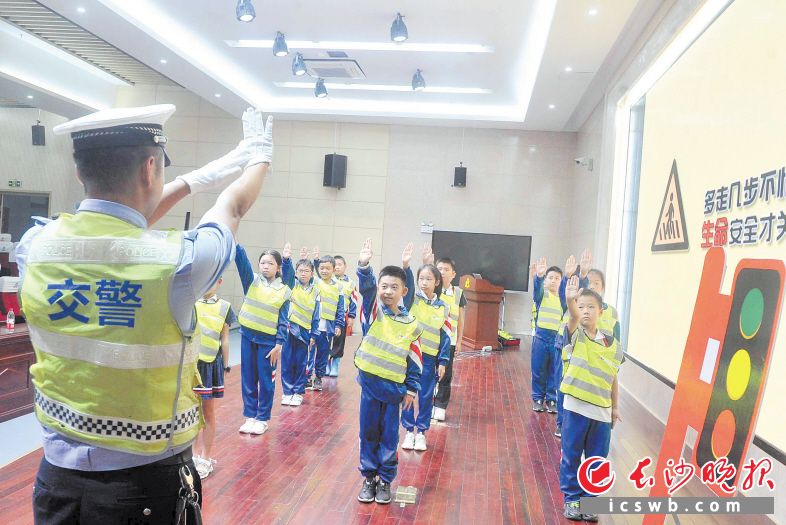 　　浏阳河小学的学生分批穿上“交警服”，现场学起了交通指挥手势。　　长沙晚报全媒体记者 贺文兵 通讯员 沈静 摄影报道