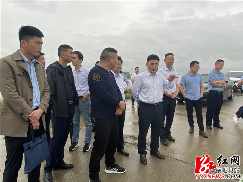 调研组在麻塘大堤稻虾养殖基地了解渔民产业发展情况.jpg