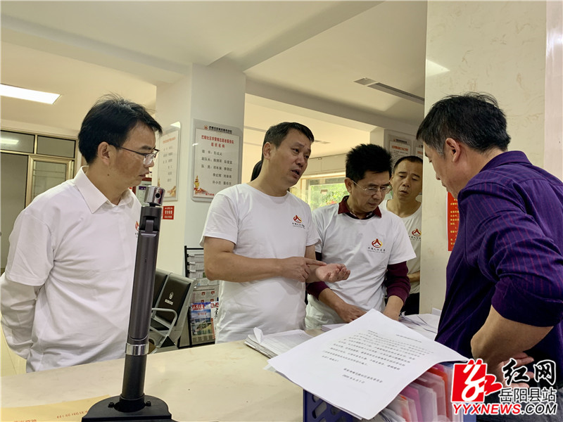 吴光文在巴陵社区查看普查工作情况1.jpg