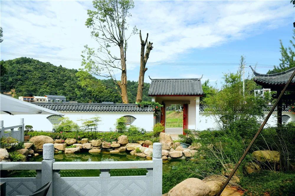这是一家别具江南园林风格的民宿,距石燕湖景区后门仅300米,自今年7月