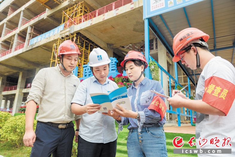 　　安全生产宣传册送进项目工地。圭塘街道着力打造平安家园，不仅压实安全生产工作责任，更积极推动“全民护安”模式。