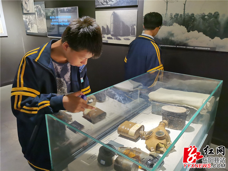 二中参观纪念馆.jpg