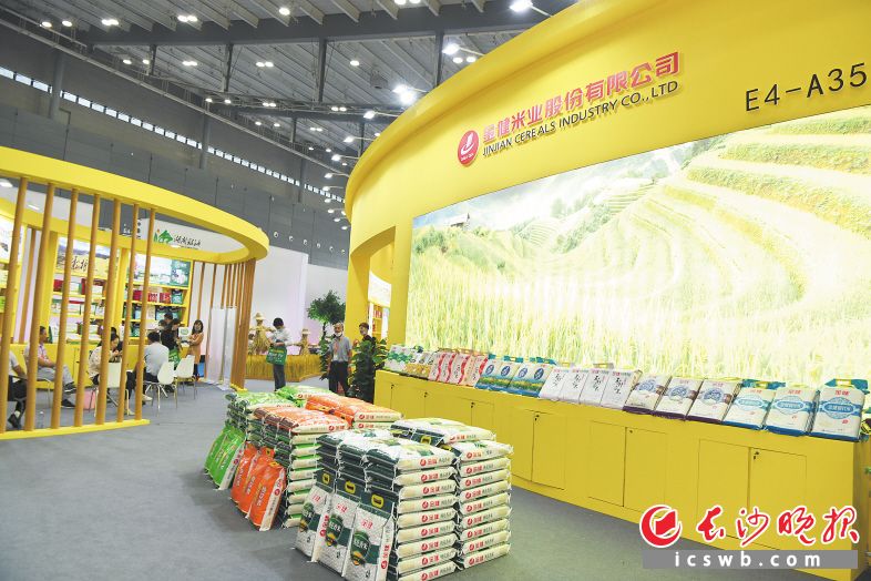 　　湖南粮食集团携诸多创新产品、优质产品参会，赢得了众多点赞。图片均由湖南粮食集团提供