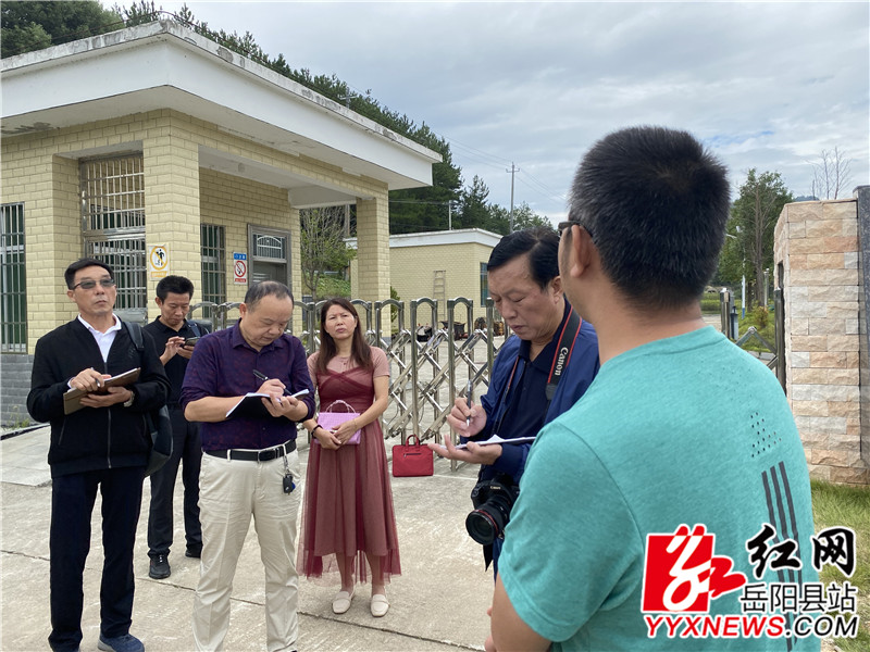 会员们听取毛田污水处理厂的的相关情况.jpg