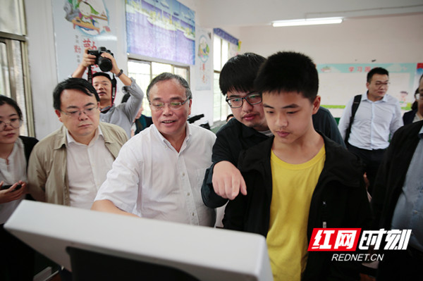 湖南省政协副主席张灼华（右三）观看学生使用有道智云一体机.jpg