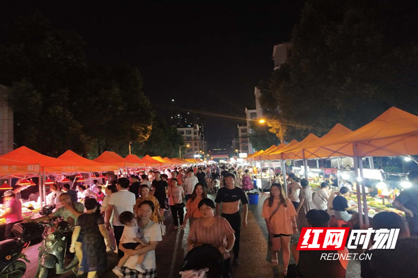 热闹非凡又干净有序的夜市环境.jpg