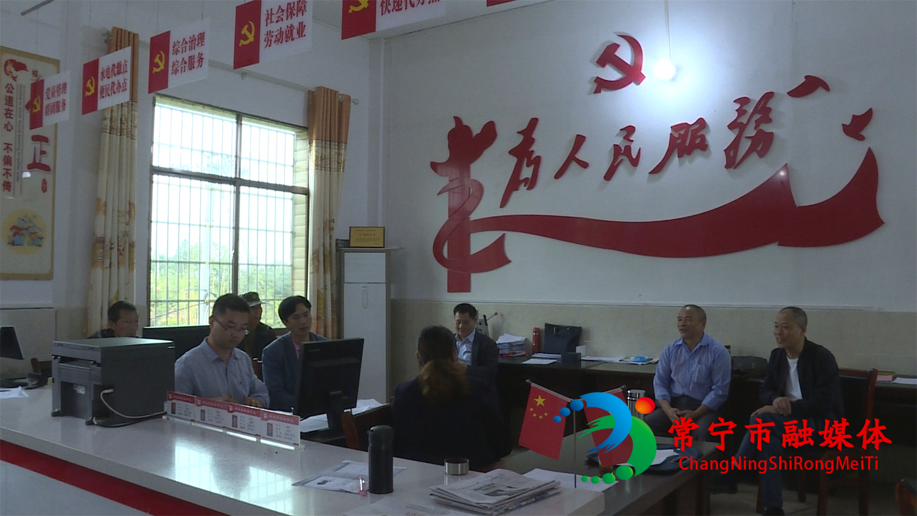 三角塘镇湖边村讨论.jpg 三角塘镇湖边村讨论.jpg