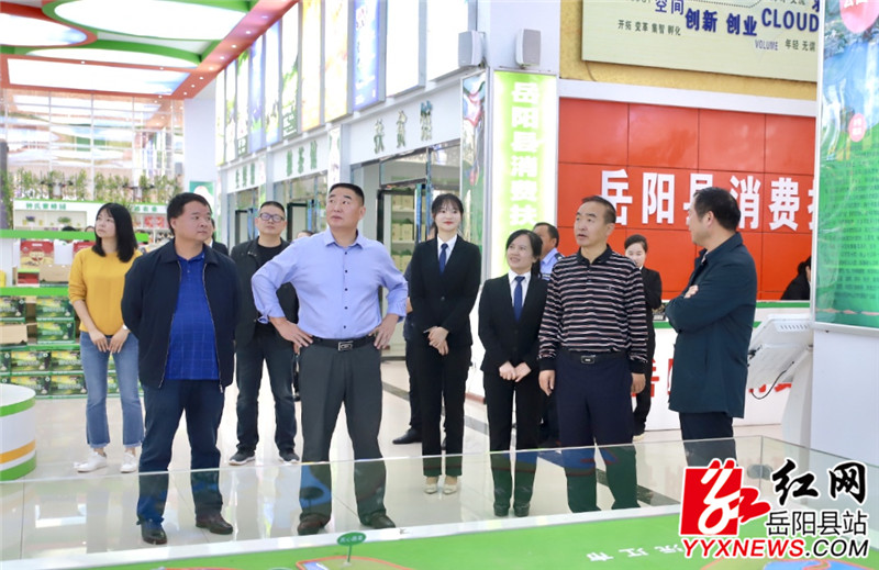 王保林详细了解扶贫消费扶贫馆的规划建设、项目运营、扶贫产品进驻等情况进行了详细了解。.jpg 王保林详细了解扶贫消费扶贫馆的规划建设、项目运营、扶贫产品进驻等情况进行了详细了解。.jpg