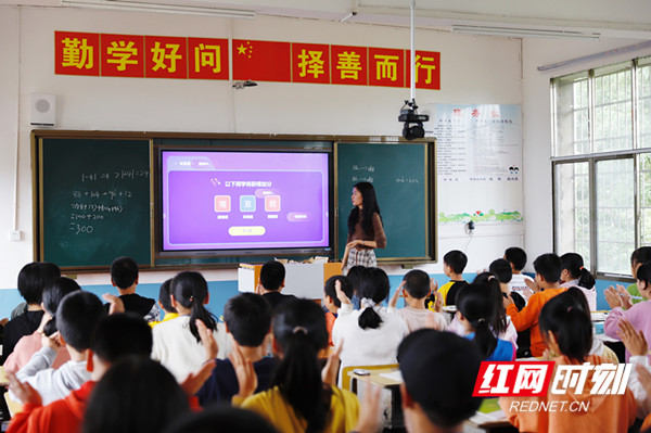 教师正在用有道优课上课.jpg