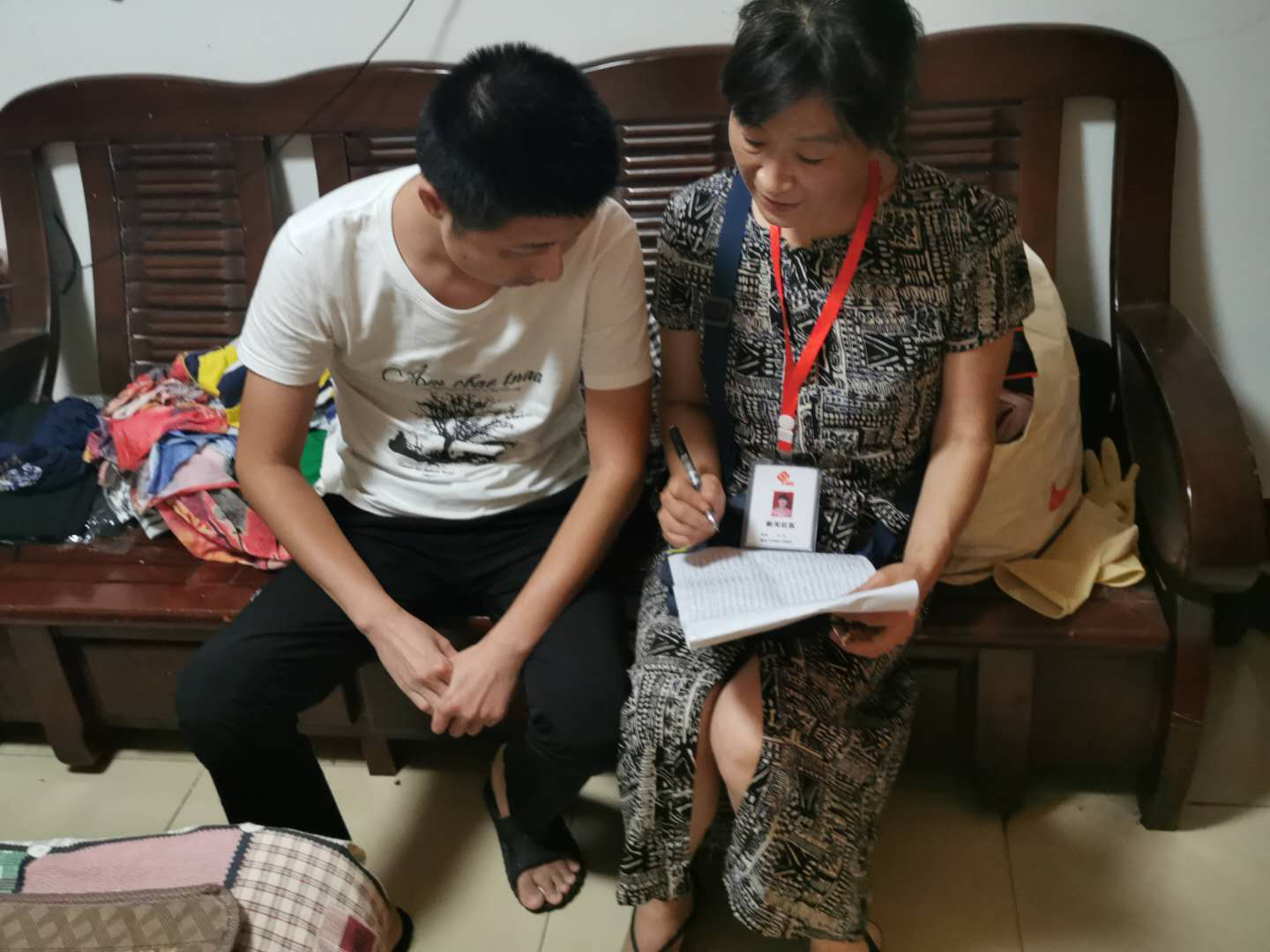 社区残协工作人员入户对小彭进行专基本服务状况和需求调查.png