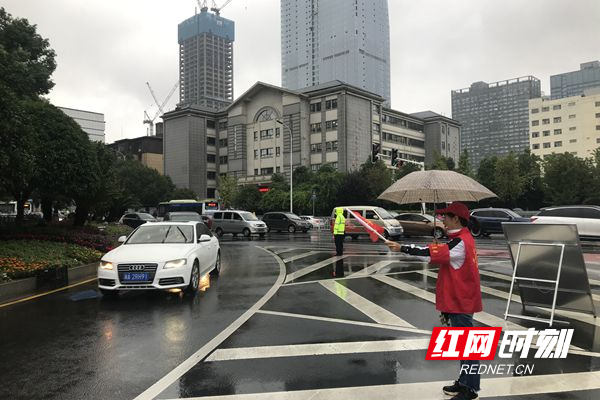 志愿者劝导文明出行-副本.jpg 志愿者劝导文明出行-副本.jpg