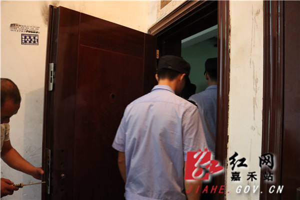 撬开锁进入房屋_副本.jpg