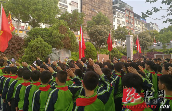 道县干部群众和学生祭奠陈树湘烈士 周镜忠摄.png