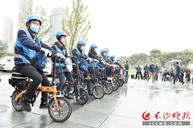 　　长沙交警特别针对滴滴代驾、E代驾的驾驶人代表进行交通安全宣讲，并倡议职业骑行群体主动担当示范，一起倡导市民绿色交通、文明骑行。　　长沙晚报全媒体记者 张洋子 摄