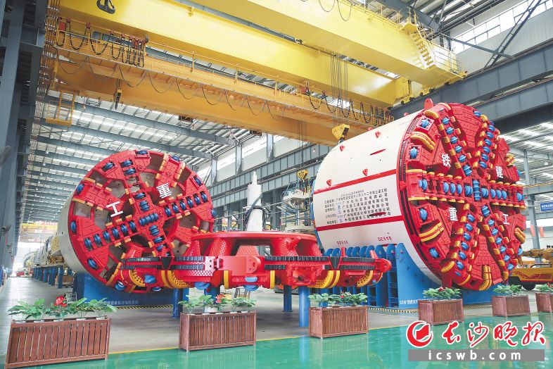 铁建重工自主研制的一台TBM有230米长的机身，5万多个零件。长沙晚报通讯员 刘晓东摄