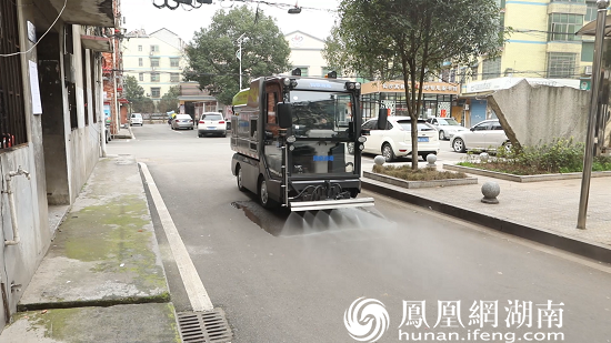 天心区先锋街道主次干道上，小型无人驾驶清扫车正在进行环卫作业