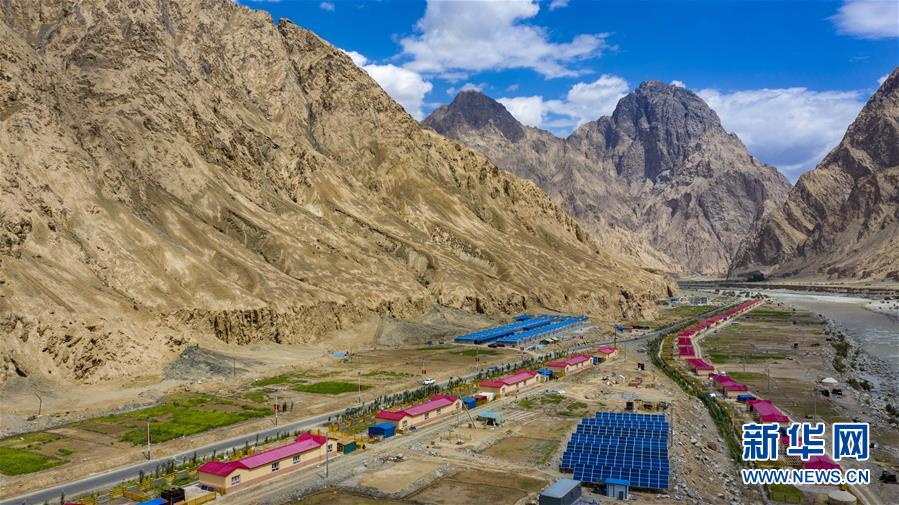 (新华全媒头条·图文互动)(6)旗引天山南北 谱写发展新篇——以习近平同志为核心的党中央关心新疆工作纪实