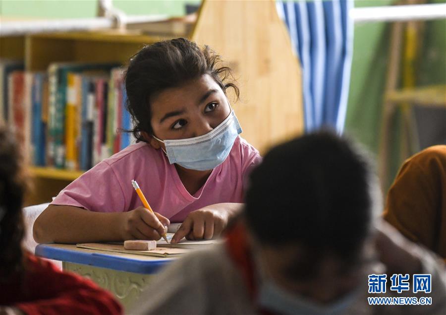 (新华全媒头条·图文互动)(13)旗引天山南北 谱写发展新篇——以习近平同志为核心的党中央关心新疆工作纪实