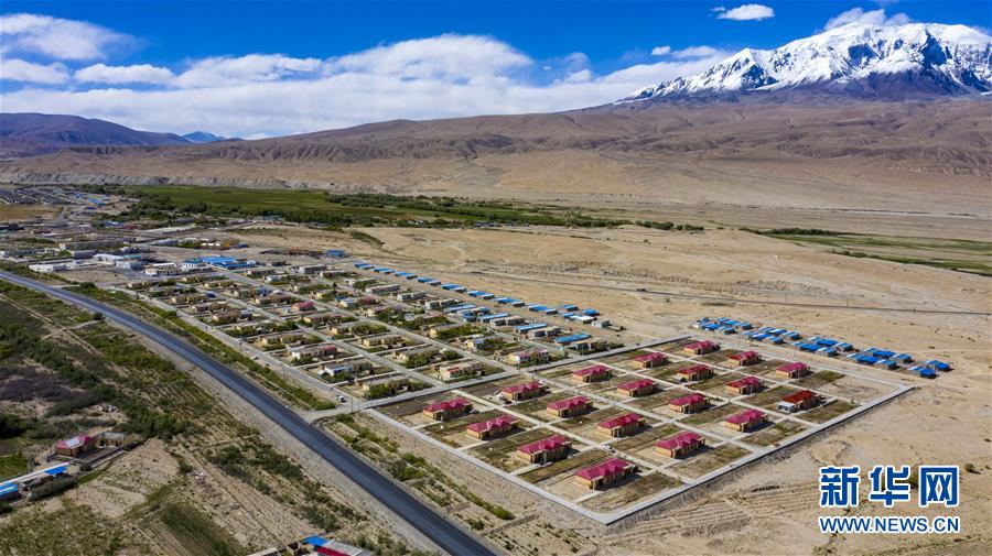 (新华全媒头条·图文互动)(4)旗引天山南北 谱写发展新篇——以习近平同志为核心的党中央关心新疆工作纪实