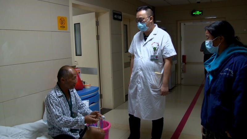 两老人误食野蘑菇中毒送医急救 医生提醒小心致命“美味” (4).jpg