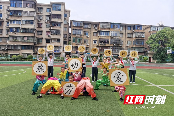 小朋友们一起举起“热爱劳动”四个字,高喊口号:“廉洁自律好”.jpg 小朋友们一起举起“热爱劳动”四个字,高喊口号:“廉洁自律好”.jpg
