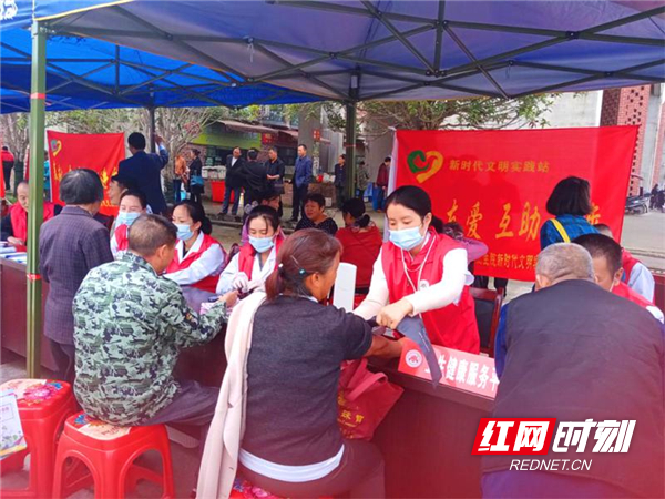 武冈市：开展中医理疗义诊活动获好评_副本.jpg