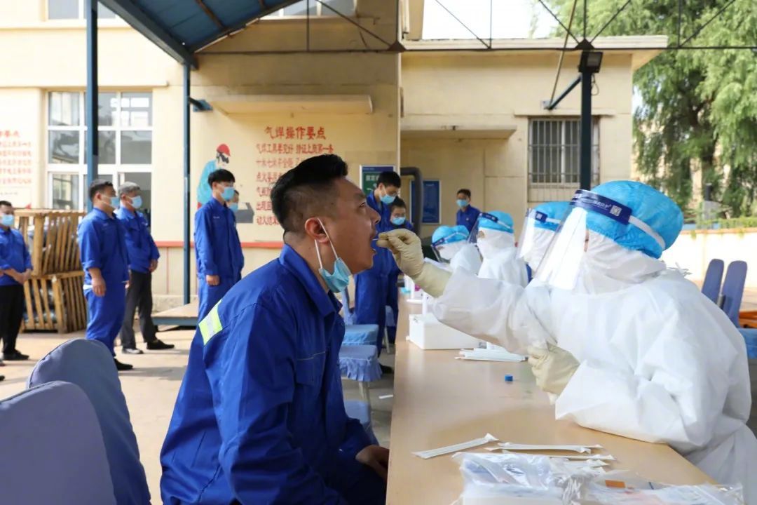 人员保持安全距离，现场采样井然有序。