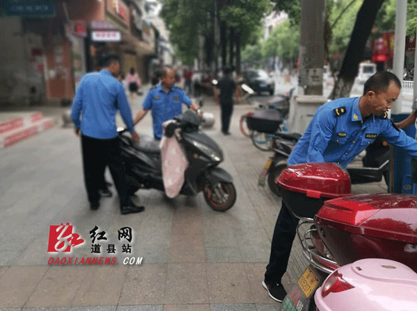 规范摩托车摆放.gif