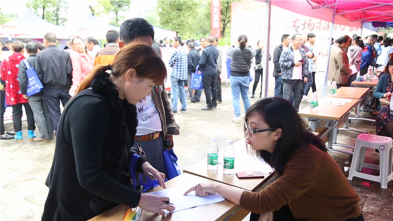 鹤城区举行“创先争优百日大会战”阳塘工业园区专场招聘会（半成品）.mp4_20200927_181946.096.jpg