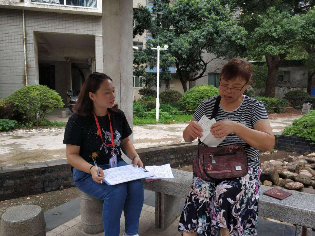 党员志愿者正在网格小区登记人口信息.png