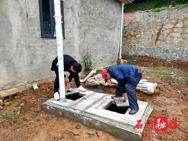 看玻璃钢化粪池是否填埋到位,揭开三格化粪池的盖子看弯管,直管,排气