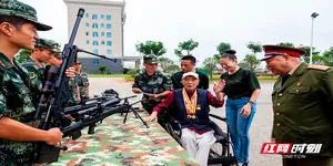 武警官兵与抗战老兵重温抗战历史