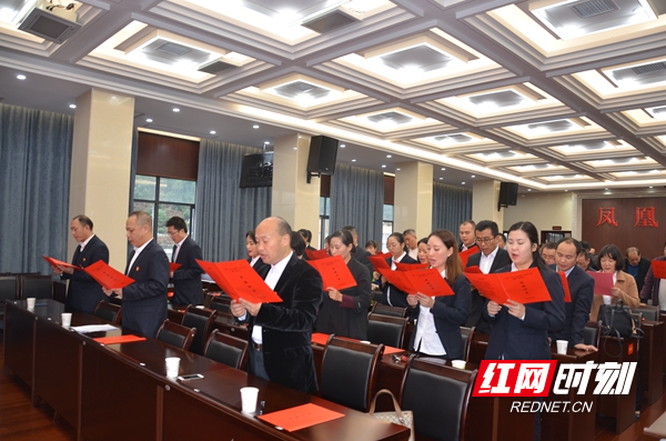 全体干部职工共同宣读了自觉抵制铺张浪费倡议.jpg
