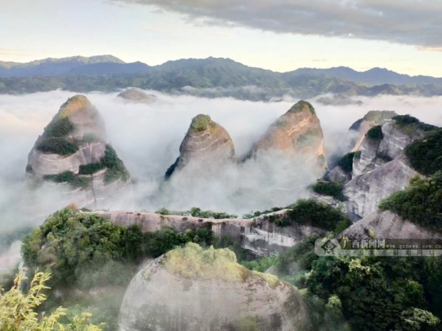 摩登3注册登录走进桂林丹霞八角寨景区 领略“世界丹霞之魂”奇观
