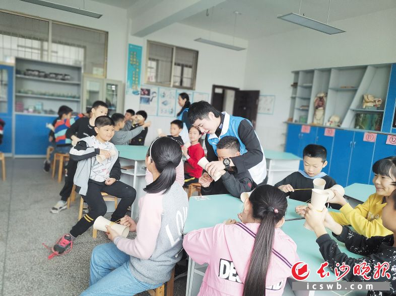 　　志愿者在关山学校进行了一堂科普教学，用一次性纸杯、胶带和橡皮筋制作简单的飞行器，让学生们感受到科学知识的神奇。  长沙晚报通讯员 贺芊郁 摄