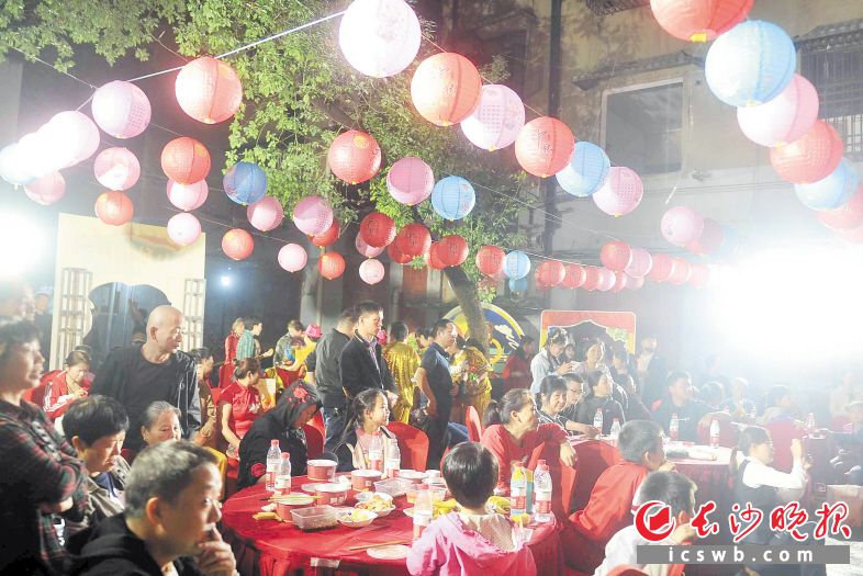 　　连升街社区邀请部分原居民回家过节，大家欢聚一堂，吃着香喷喷的月饼，看着精彩节目，一起聊着邻里亲情，叙着家国情怀。　　长沙晚报全媒体记者 贺文兵 摄