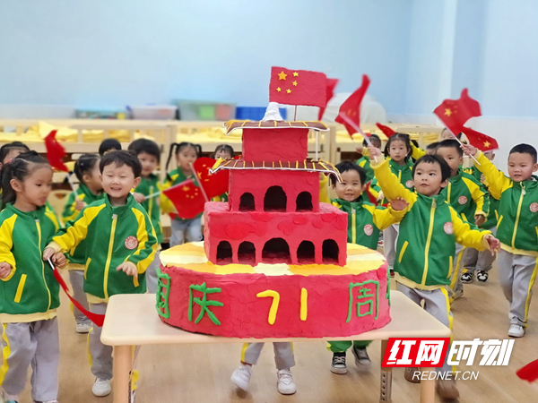 给祖国妈妈做蛋糕.jpg