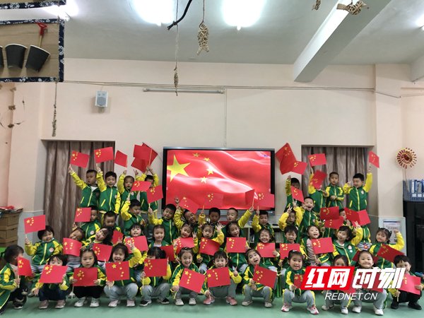 孩子们制作五星红旗.jpg