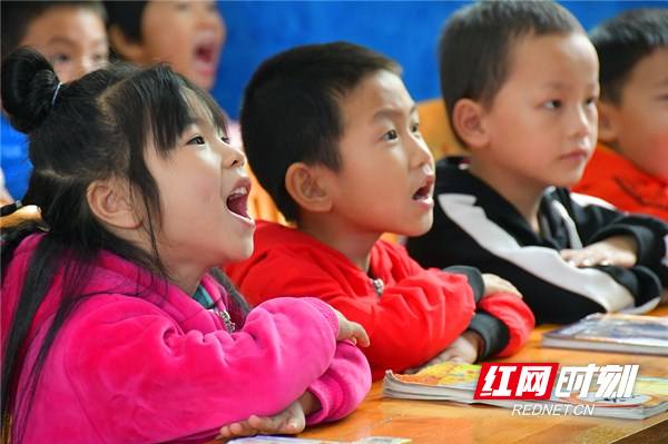学生快乐的而学习.JPG