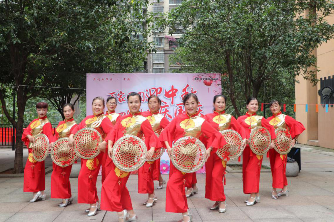 童话里网格舞蹈队正在表演舞蹈《红海红  中国红》.png
